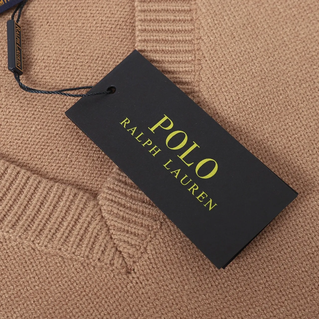 P200 2025 Ralph Lauren #ootddailywear #Autumn-Winter Sweater #Knitted Sweater Outfit #ralph lauren sweater #Can be worn by both men and women [Star R] I finally waited until the Ralph men’s twist v-neck sweater was put on and it’s finally here! [Fireworks R][Fireworks R][Fireworks R] The hottest sweater [Celebration R] Limited edition every year. There won’t be many styles in the store! Ralph Lauren men's V-neck sweater [Fire R] has a really nice shape. It can be worn alone or as a jacket. It can be worn on the outside [Rose R] or worn with a shirt inside ~ 100% pure cotton #Practical wear,, style number, 8025. Color, original white, navy blue, khaki, gray, size S to XL to celebrate